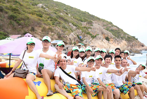 Nhân viên công ty TNHH Đầu tư Quốc tế Hoàn Mỹ trong chuyến du lịch tại đảo Bình Ba (Khánh Hoà)