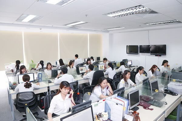 Nhân viên công ty TNHH Đầu tư Quốc tế Hoàn Mỹ trong giờ làm việc